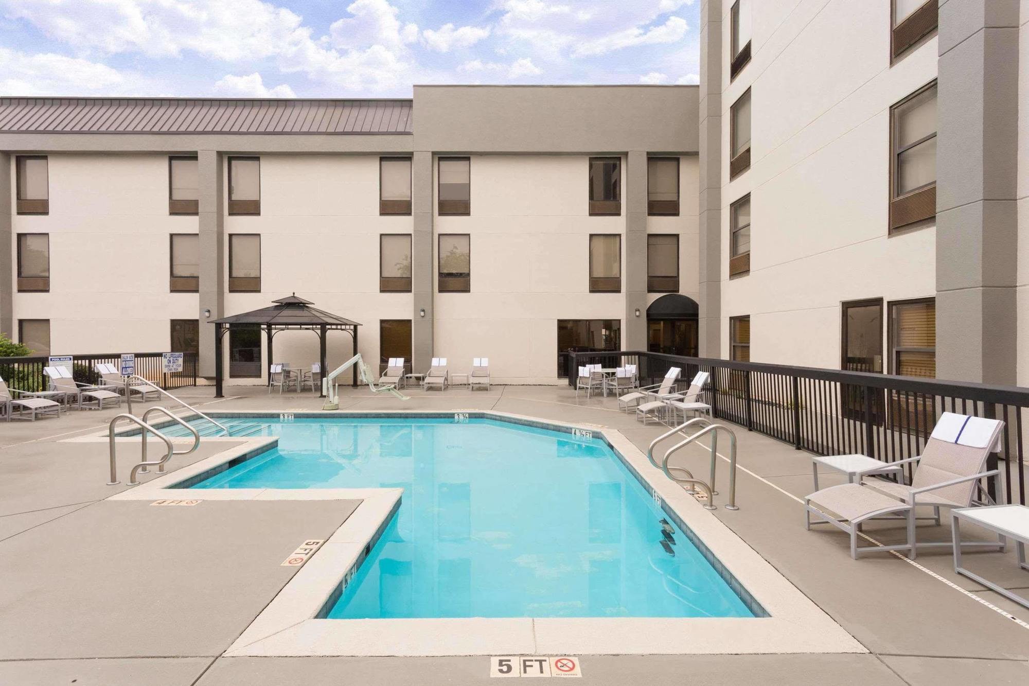 Wyndham Garden Greenville / Spartanburg Airport Екстериор снимка
